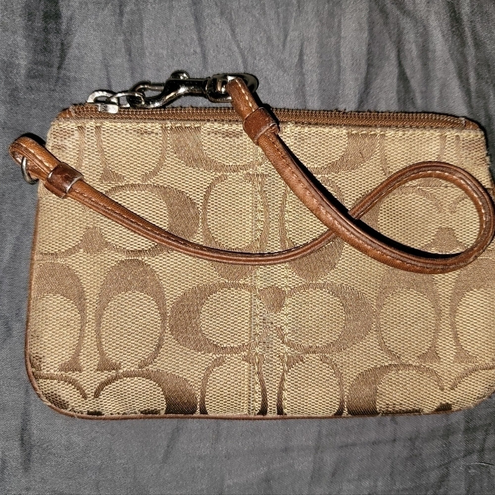 𝅺COACH Corner Zip Wristlet - Picture 2 of 9